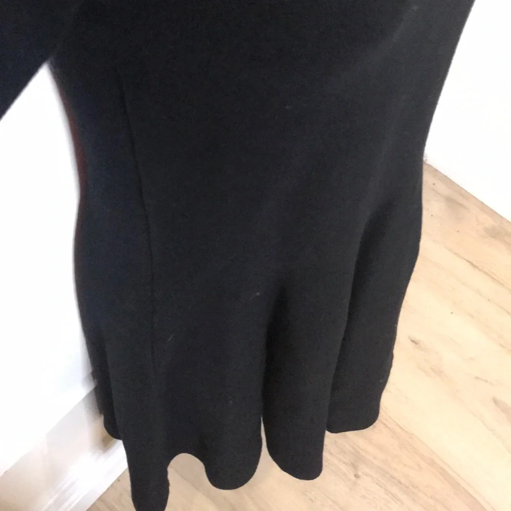 - Verty black short sleeve dress M knit fit & flare